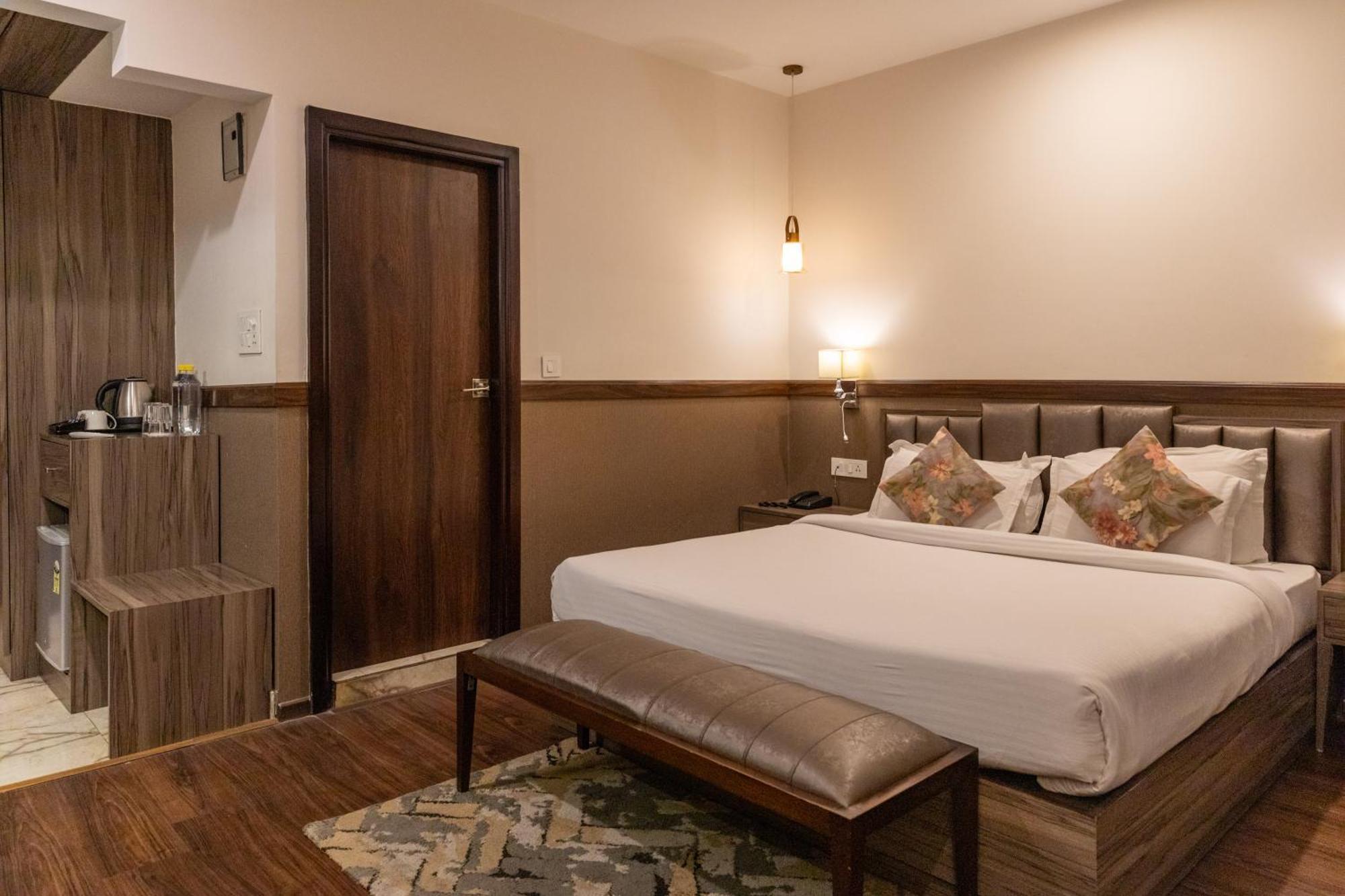 Hotel Alaya Dehradun Exterior photo